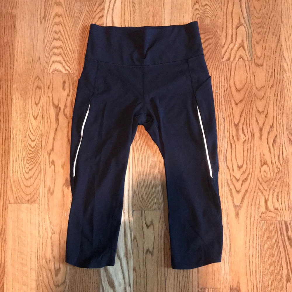 Black Lululemon Capri Leggings (NEW CONDITION)
